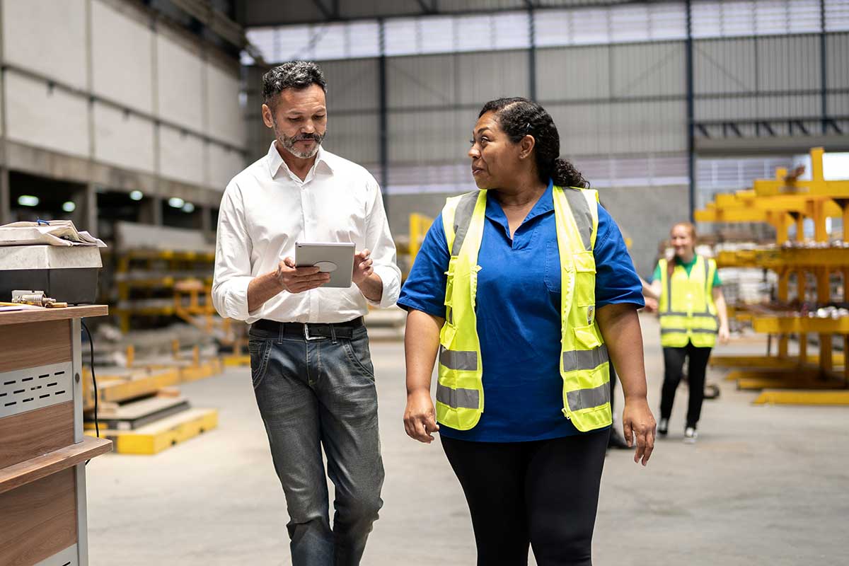 Manager and employee in a warehouse