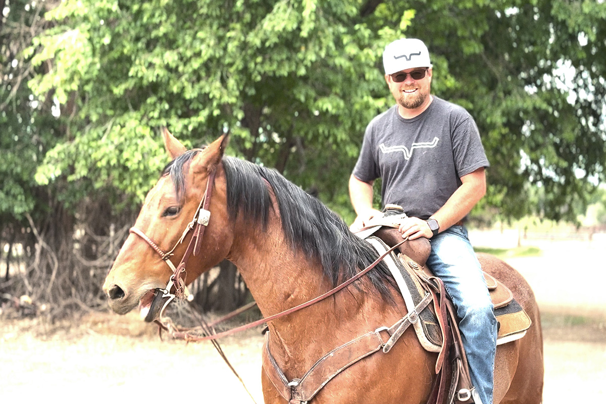 justin porter on horse with sunglasses and ball cap