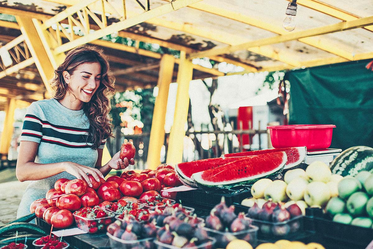 woman shopping for fruit at a farmer's market